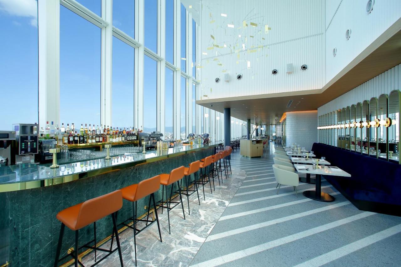Miyako Hotel Hakata Fukuoka (Fukuoka) Exterior foto The bar at the top of the hotel